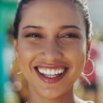 color natural de los dientes y sonrisa