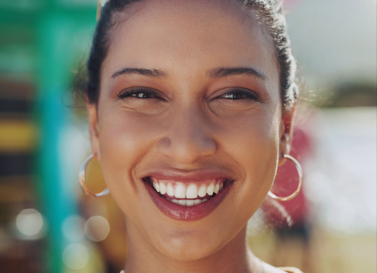color natural de los dientes y sonrisa