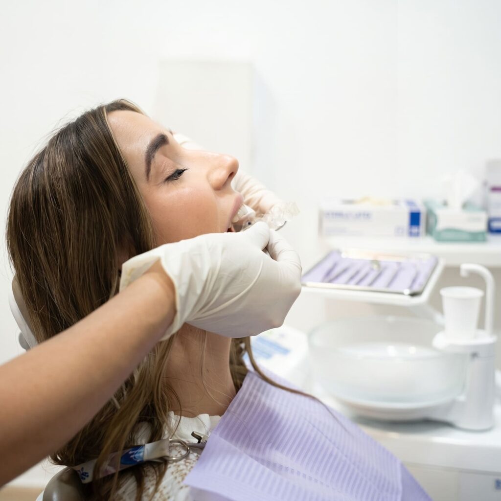 colocando una ortodoncia invisible invisalign en clinica castelo